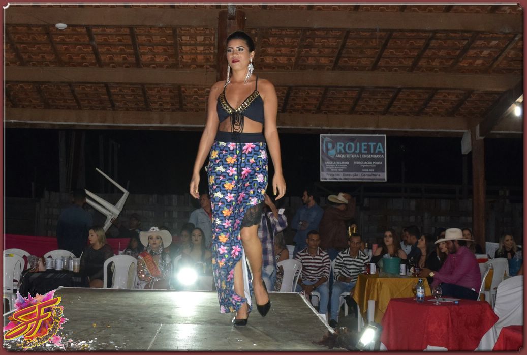 DESFILE DA RAINHA DA EXPOVALE 2019
